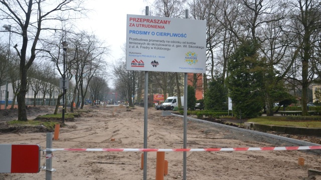 W Kołobrzegu trwa przebudowa promenady przy ul. Sikorskiego - to największa w historii inwestycja w samym centrum dzielnicy uzdrowiskowej w mieście.