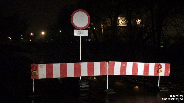 Wiadukt na ulicy Kuźnickiej w Policach został wieczorem zamknięty dla ruchu kołowego. Przez najbliższe siedem miesięcy będzie gruntownie remontowany. Tym samym część pracowników Grupy Azoty, udająca się do Zakładów Chemicznych, od czwartku korzystać musi z kilkukilometrowych objazdów. Poprowadzone zostały ulicami Jasienicką oraz Piotra i Pawła.