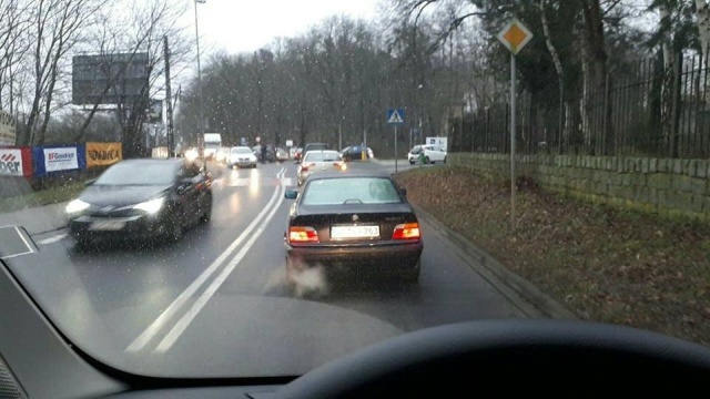 Potężny zator utworzył się na ulicy Walecznych w Zdrojach. Przy skrzyżowaniu z Mączną zderzyły się dwie Skody.
