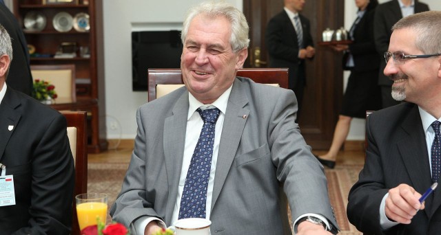Milosz Zeman wygrał pierwszą turę wyborów prezydenckich w Czechach. Po przeliczeniu 97 procent głosów urzędujący szef państwa zdobył 38,9 procent poparcia. W drugiej turze spotka się z Jirzim Drahoszem, który uzyskał 26,4 procent. Frekwencja w pierwszej turze wyborów wyniosła ponad 61 procent.
