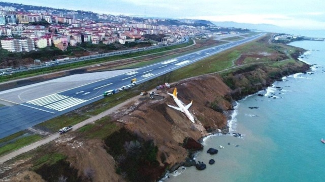 Samolot lecący z Ankary do Trabzon na północy Turcji zjechał z pasa po wylądowaniu i zatrzymał na skarpie tuż przy Morzu Czarnym. Załoga i ponad stu sześćdziesięciu pasażerów zostali ewakuowani.