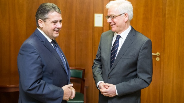 Minister spraw zagranicznych Jacek Czaputowicz powiedział w Berlinie, że dyskusja na temat reparacji wojennych powinna trwać na poziomie ekspertów. Szef polskiej dyplomacji spotkał się w środę z ministrem spraw zagranicznych Niemiec Sigmarem Gabrielem.