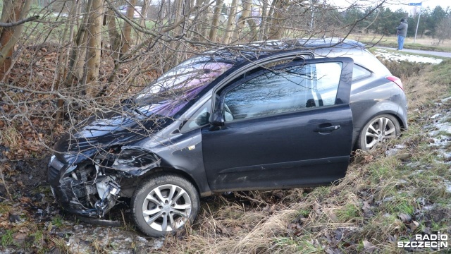 Utrudnienia na drodze wojewódzkiej nr 163 na wysokości miejscowości Niekanin pod Kołobrzegiem. Tuż przed godziną 13 opel corsa wylądował w rowie. Kierująca pojazdem kobieta doznała niegroźnych obrażeń.