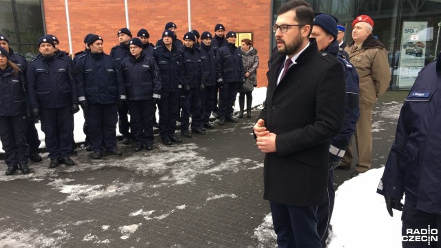 Dwa nowe radiowozy zostały w środę przekazane policji w Wałczu. Jest to oznakowana KIA i nieoznakowane BMW, które ma być postrachem dla piratów drogowych. Samochody przekazał wicewojewoda zachodniopomorski Marek Subocz podczas rocznej odprawy wałeckiej policji.