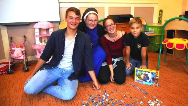 Dzieci uczą się piec ciasto i pizzę, a wolontariusze poznają polski język