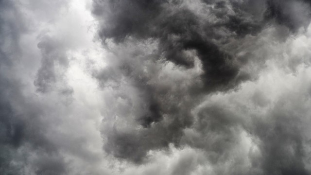 Trwa usuwanie skutków orkanu Fryderyka, który w czwartek przeszedł przez Niemcy. Zginęło osiem osób, prawie sto zostało rannych. Wichura spowodowała milionowe straty.
