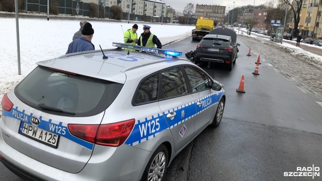 Dwa samochody osobowe zderzyły się na Duńskiej w Szczecinie, zaraz za skrzyżowaniem z ulicą Wszystkich Świętych. Do stłuczki doszło w piątek po godzinie 12.