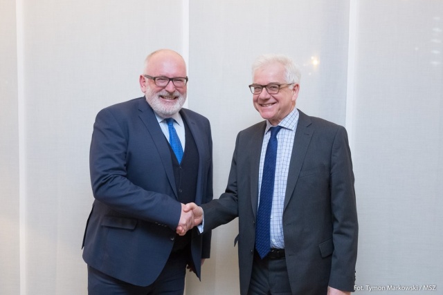 Około godziny trwało spotkanie w Brukseli ministra spraw zagranicznych Jacka Czaputowicza z wiceprzewodniczącym Komisji Europejskiej Fransem Timmermansem.