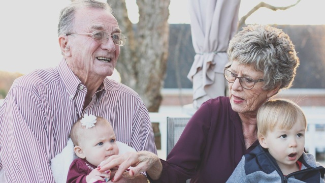 Życzenia i prezenty dla dziadków. Obchodzony w poniedziałek Dzień Dziadka upowszechnił się w Polsce w latach 80. ubiegłego wieku, prawdopodobnie na wzór amerykańskiego święta.