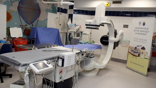 Przełomowy zabieg przeprowadzili lekarze w Uniwersyteckim Szpitalu Dziecięcym w Krakowie-Prokocimiu. Kardiochirurdzy wszczepili podskórny defibrylator 13-letniej pacjentce. Dziewczynka jest najmłodszym dzieckiem w Polsce, któremu wszczepiono urządzenie przywracające prawidłową pracę serca.