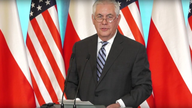Bezpieczeństwo, współpraca wojskowa i energetyczna to główne tematy rozmów szefa amerykańskiej dyplomacji w Warszawie. Rex Tillerson spotkał się przed południem z premierem Mateuszem Morawieckim i ministrem spraw zagranicznych Jackiem Czaputowiczem.