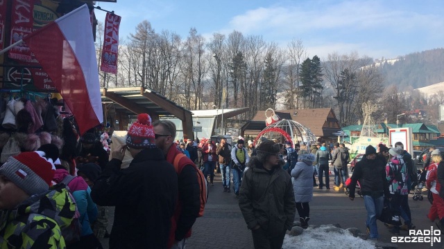 Rozpoczął się drużynowy konkurs w skokach narciarskich w Zakopanem. O godz. 15 zawodnicy oddali serię próbną, teraz przed skoczkami pierwsza część zawodów. Oczekiwania kibiców, którzy licznie przybyli do Zakopanego, są podobne.