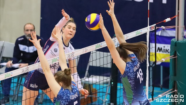 Siatkarki Chemika Police odniosły 14. zwycięstwo w rozgrywkach o mistrzostwo Polski. Drużyna trenera Jakuba Głuszaka pokonała Trefla Proxima Kraków 3:1 w Lidze Siatkówki Kobiet. Policzanki po wygraniu dwóch setów (do 19 i 14) w trzeciej partii prowadziły 15:5 oraz 24:18, a mimo to przegrały trzeciego seta do 26.