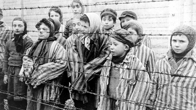 Premier Mateusz Morawiecki w 73. rocznicę wyzwolenia nazistowskiego obozu w Auschwitz mówił, że ludzie, którzy byli tu przywiezieni mieli być pozbawieni człowieczeństwa. - Ale to nie oni zostali pozbawieni człowieczeństwa, a ludzie, którzy tej zbrodni dokonali. Oni sami się pozbawili człowieczeństwa - podkreślał.