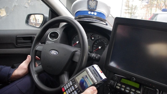 Od 1 lutego za mandat zapłacimy kartą płatniczą lub telefonem komórkowym. Terminale w radiowozach ma zachodniopomorska drogówka, która przeszła szkolenie z ich obsługi.