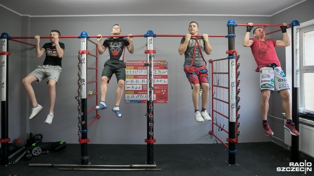 Szpachlują, szlifują meble, tynkują i malują ściany - takie prace remontowe wykonują chłopcy z Młodzieżowego Ośrodka Wychowawczego w Trzebieży. To w ramach kursów zawodowych prowadzonych we współpracy z Ośrodkiem Doskonalenia Kadry z Polic.