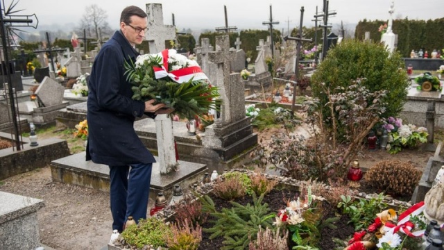 Premier Mateusz Morawiecki zapewnia, że Polska nigdy nie pozwoli na używanie takich kłamliwych sformułowań jak polskie obozy śmierci. W dzień po uchwaleniu przez Senat nowelizacji ustawy o IPN, wprowadzającej kary między innymi za takie określenia, szef rządu złożył wizytę w Muzuem Polaków Ratujących Żydów w Markowej na Podkarpaciu.