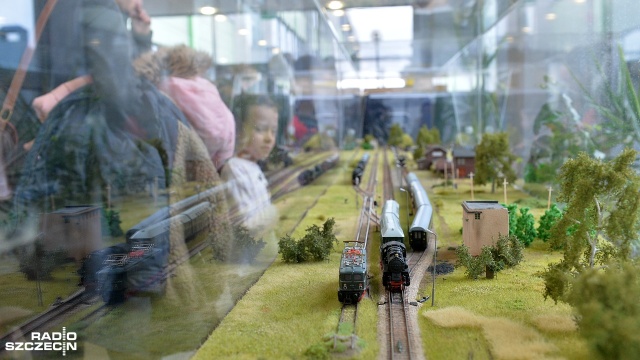 Miniaturowe pociągi oraz lokomotywy parowe, spalinowe czy elektryczne, a także makiety tras kolejowych można w weekend oglądać w Szczecinie. To w ramach warsztatów modelarskich.