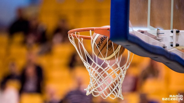 Koszykarze Kotwicy Kołobrzeg pokonali w sobotę na własnym parkiecie Basket AZS Kraków 83:82 w rozgrywkach o mistrzostwo I ligi. Drużyna z Krakowa zajmuje czwarte miejsce w tabeli i jest jednym z kandydatów do awansu do koszykarskiej ekstraklasy.