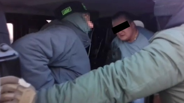 Policjanci z krakowskiego CBŚP zatrzymali trzy osoby ze środowiska pseudokibiców podejrzane o handel narkotykami. Przy zatrzymanych znaleziono 5,5 kilograma marihuany, kokainę i sterydy.