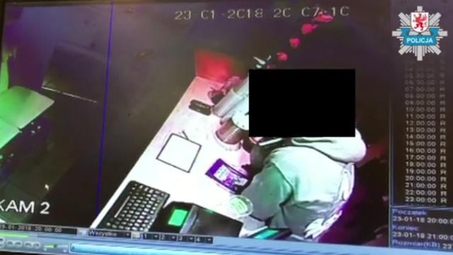 Najpierw zamówił danie na wynos, a kiedy na nie czekał - wyjął gotówkę z kasy w restauracji. Złodzieja zatrzymała szczecińska policja dzięki dobrej jakości nagrania z kamer.