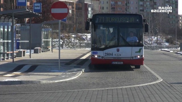 - Jesteśmy zadowoleni z funkcjonowania pętli, jest wygodnie i nie ma opóźnień - tak mówią mieszkańcy Szczecina korzystający z pętli Turkusowa na Prawobrzeżu.