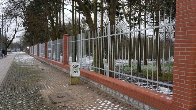 Ruszył przetarg na remont kolejnej części ogrodzenia Cmentarza Centralnego w Szczecinie. Tym razem pracę obejmą również wymianę jednej z bram oraz furtki.