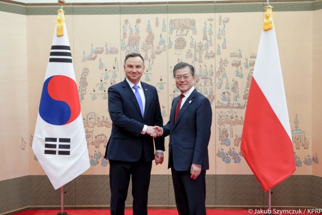 Andrzej Duda spotkał się w Seulu z prezydentem Korei Moon Jae-inem. Prezydent Duda, który wraz z małżonką rozpoczął kilkudniową wizytę roboczą w Korei, otrzymał także tytuł Honorowego Obywatela Seulu.