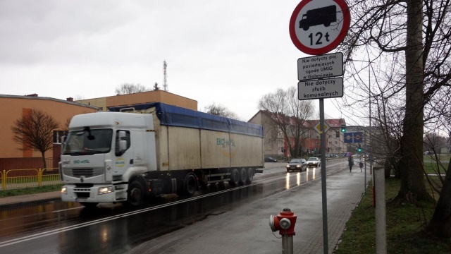 W Goleniowie nadal trwają problemy z wjeżdżającymi do miasta tirami, które niszczą nowo wyremontowane ulice w samym centrum miasta.
