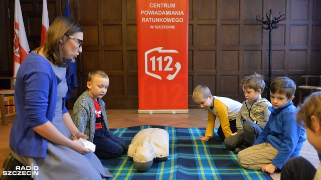 Jak wezwać pomoc, gdy ktoś w domu zasłabnie, pod jaki numer zadzwonić i jak udzielać pierwszej pomocy - tego wszystkiego dowiedziały się w piątek dzieci ze Szkoły Podstawowej nr 11 w Szczecinie.