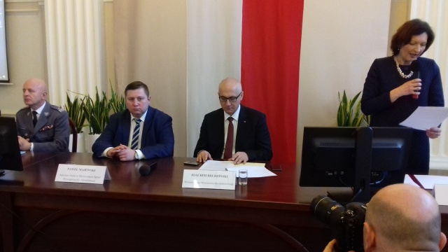 Rząd Zjednoczonej Prawicy nie tylko mówi o modernizacji służb mundurowych, ale również to realizuje, czego dowodem są podwyżki dla funkcjonariuszy - powiedział minister spraw wewnętrznych i administracji Joachim Brudziński.