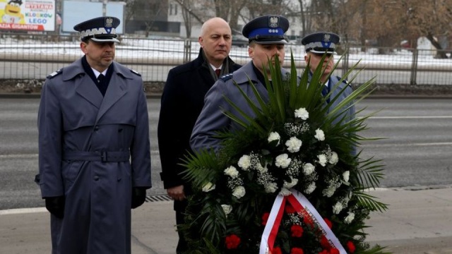 Minister spraw wewnętrznych i administracji Joachim Brudziński złożył wieniec przed tablicą pamiątkową podkomisarza Andrzeja Struja, zamordowanego w 2010 r. w Warszawie przez młodocianych chuliganów. W sobotę mija osiem lat od tej tragedii.