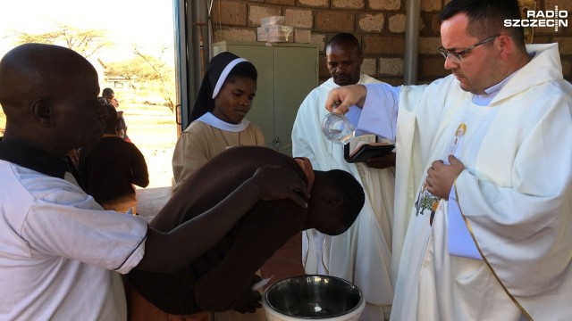 Chrzest w kenijskiej wiosce, choć dla nich Bóg jest kobietą [ZDJĘCIA]