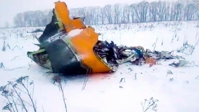 Samolot, który spadł w rejonie Ramieńskim obwodu moskiewskiego, rozpadł się na drobne kawałki.