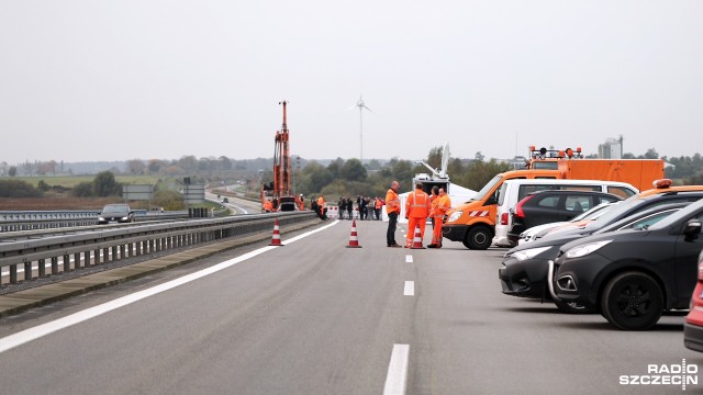 Dziennik Nordkurier podał, że z wiaduktu osunęła się nitka drogi prowadzącej do Polski.