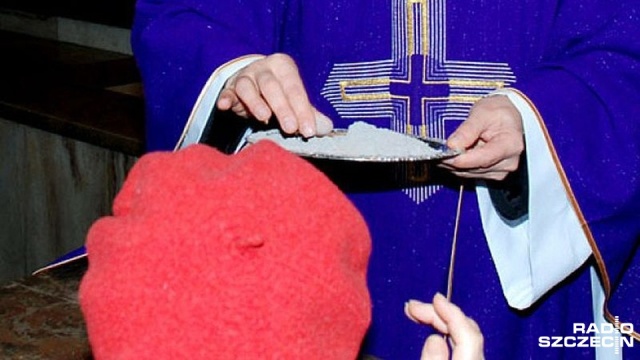 Środą Popielcową katolicy rozpoczynają dziś Wielki Post, czyli okres bezpośredniego przygotowania do Świąt Wielkanocnych. To wtedy szczególnie stawiają na modlitwę, post i jałmużnę, która ma być bezinteresowną pomocą drugiemu człowiekowi.