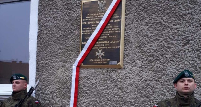 Tablicę upamiętniającą Zofię i Stanisława Kulikowskich, żołnierzy Armii Krajowej okręgu Nowogródzkiego odsłonięto w środę w Stargardzie w ramach obchodów 76. rocznicy przemianowania Związku Walki Zbrojnej w Armię Krajową.
