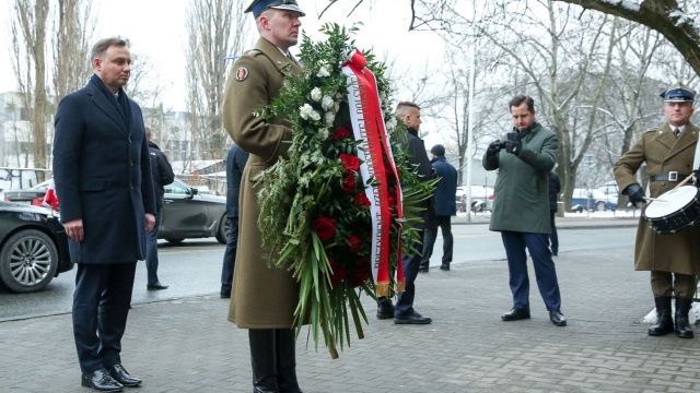 Prezydent Andrzej Duda złożył wieniec przed tablicą upamiętniającą Irenę Sendlerową w Warszawie. W czwartek mija 108. rocznica urodzin działaczki społecznej, która ratowała z getta żydowskie dzieci.