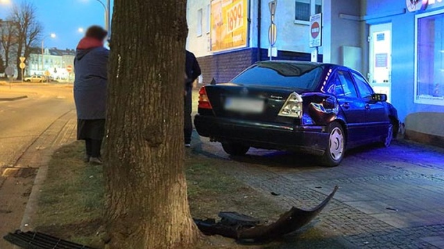 Stracił panowanie nad kierownicą i prawie wjechał do sklepu monopolowego. Do zdarzenia doszło wieczorem na ulicy Grunwaldzkiej - podaje iswinoujscie.pl.
