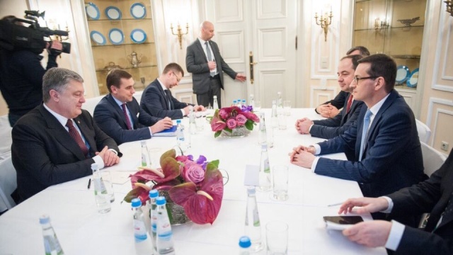 Prezydent Ukrainy Petro Poroszenko skrytykował w rozmowie z Mateuszem Morawieckim jego wypowiedź o Bohdanie Chmielnickim. Wyraził też zaniepokojenie w związku z nowelizacją ustawy o IPN. Prezydent Ukrainy i premier Rzeczpospolitej Polskiej spotkali się podczas Konferencji Bezpieczeństwa w Monachium.