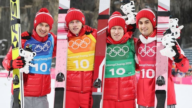 Polscy skoczkowie odbiorą we wtorek olimpijskie medale. W poniedziałek na XXIII Zimowych Igrzyskach Olimpijskich w Pjongczangu w Korei Południowej polska drużyna w składzie: Kamil Stoch, Dawid Kubacki, Stefan Hula i Maciej Kot zdobyła brązowy medal w konkursie skoków narciarskich.