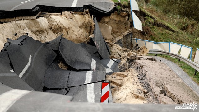 Osunięta z wiaduktu autostrada będzie przejezdna najwcześniej w 2021 roku - tak dziennik Nordkurier pisze o drodze łączącej Szczecin z niemiecką Lubeką. W październiku ubiegłego roku zapadł się kilkudziesięciometrowy odcinek A20 w kierunku Lubeki, a kilkanaście dni temu - w kierunku Szczecina.