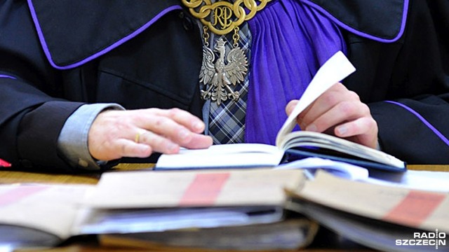 Sędzia, obwiniony o kradzież 50 złotych na stacji paliw w marcu ubiegłego roku, został uniewinniony. Tym samym Sąd Najwyższy zmienił wyrok sądu dyscyplinarnego I instancji, który usunął Mirosława Topyłę ze stanu sędziowskiego w związku z tym zarzutem.
