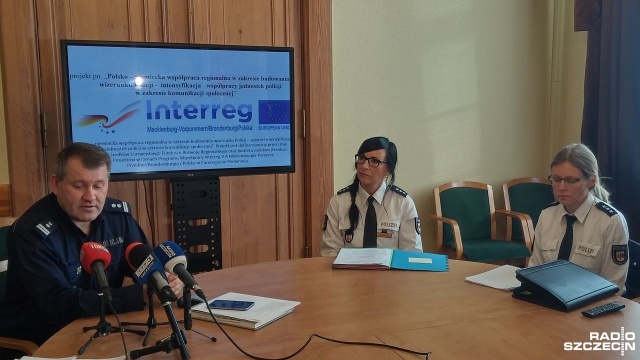 O niemieckich przepisach ruchu drogowego rozmawiali we wtorek w Szczecinie policjanci z obu stron granicy. Wśród tematów między innymi: dopuszczalna prędkość, zasady parkowania czy wyposażenie samochodów i różnice w przepisach ruchu drogowego w Polsce i w Niemczech.