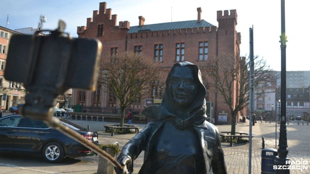 Rzeźba Turystki została przeniesiona do centrum Kołobrzegu. Nie chodzi jednak o kolejną przyjezdną osobę zwiedzającą miasto, a o posąg ustawiony u zbiegu ulic Ratuszowej i Armii Krajowej.