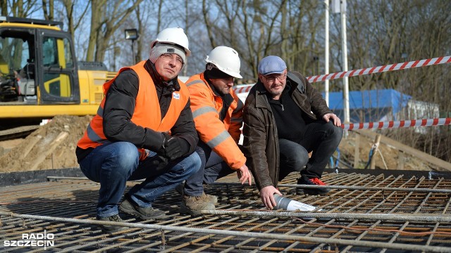 Kapsuła czasu została w środę wmurowana w remontowany wiadukt nad torami kolejowymi na ulicy Hożej w Szczecinie.