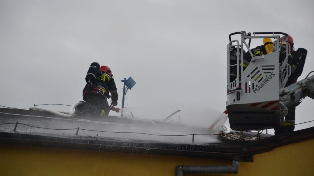 Ogień około godziny 15 został zauważony w kamienicy przy ulicy Łukowej. W momencie zdarzenia w budynku przebywało kilkanaście osób. Wszyscy zostali w porę ewakuowani.