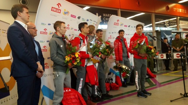 Drużyna polskich skoczków narciarskich wróciła do Polski z Zimowych Igrzysk Olimpijskich w południowokoreańskim Pjongczangu. Biało-czerwoni zdobyli na ZIO brązowy medal w konkursie drużynowym. W czwartek na lotnisku Chopina w Warszawie skoczków powitała liczna grupa kibiców.
