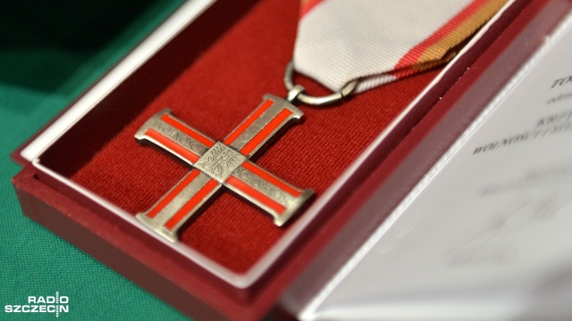 Byli opozycjoniści z czasów PRL zostali uhonorowani Krzyżami Wolności i Solidarności. Uroczystość wręczenia odznaczeń odbyła się w czwartek wieczorem w szczecińskim Teatrze Lalek Pleciuga.