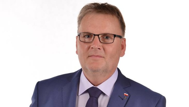Senator Waldemar Bonkowski został zawieszony w prawach członka Prawa i Sprawiedliwości. Decyzja ma związek z opublikowanym w czwartek na Facebooku przez senatora nazistowskim filmem propagandowym sprzed 70 lat, na którym żydowscy policjanci z warszawskiego getta biją Żydów. Decyzję o zawieszeniu podjął prezes PiS Jarosław Kaczyński.